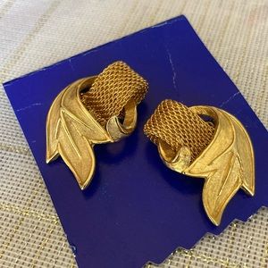 EUC Vintage CLIP-on Curved Leaf EARRINGS ; Goldtone ; Signed Judy Lee